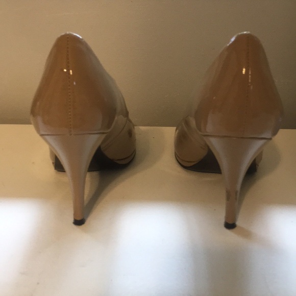 TAHARI TAN HEELS - Picture 7 of 8